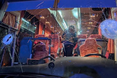Un șofer a fost ucis, după ce mai multe persoane au aruncat cu pietre în autocarul pe care-l conducea